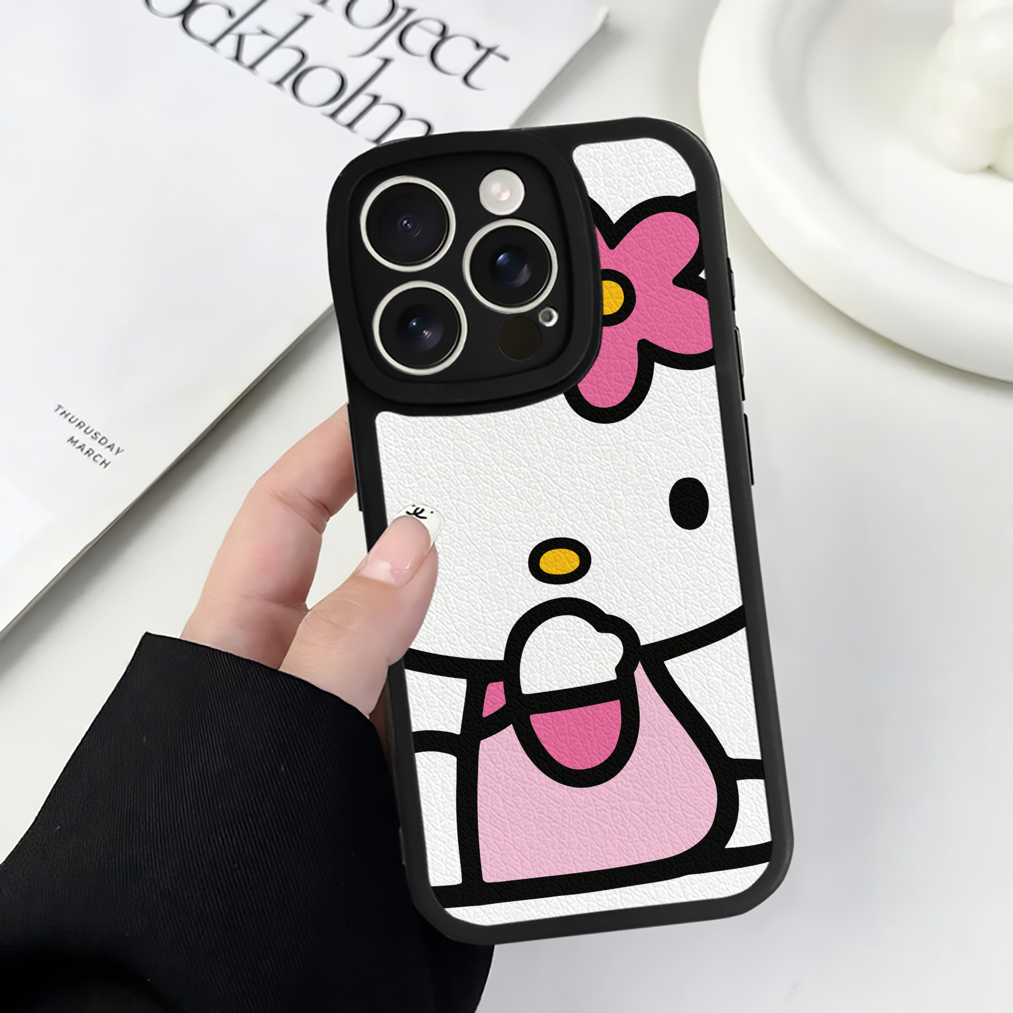 （画像用） Hello Kitty ハローキティ 【iPhone 16シリーズ対応】シリコンスマホケース（レザー調） 材質：シリコン